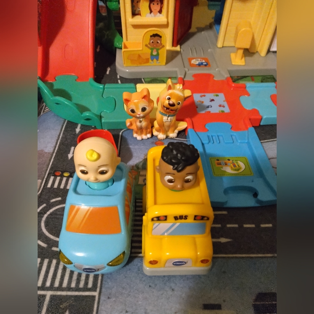 Cocomelon Go! Go! Smart Wheels JJ's House Track Set & Extra Cody bus& trackpiece
